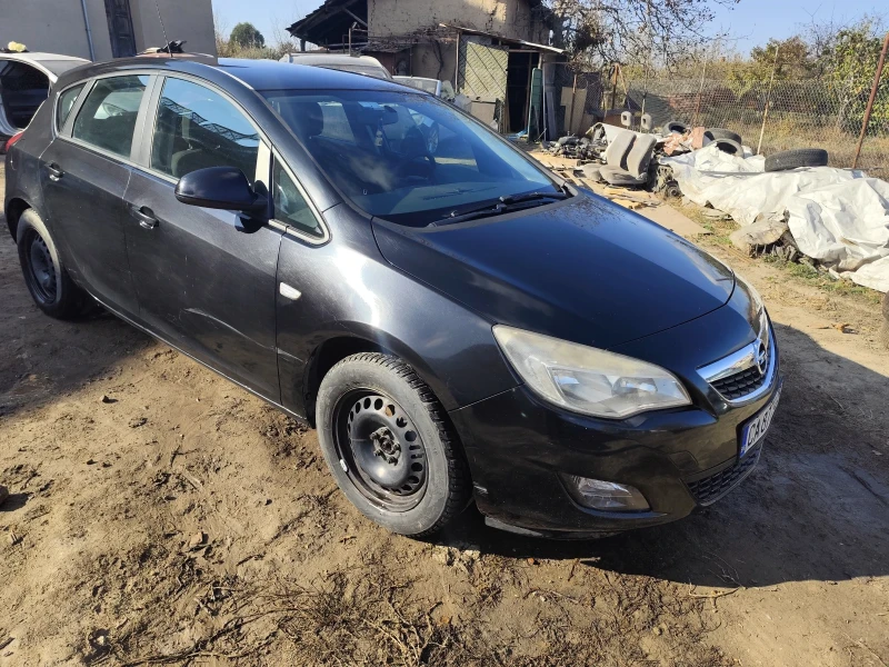 Opel Astra J-повреден двигател, снимка 1 - Автомобили и джипове - 48240916