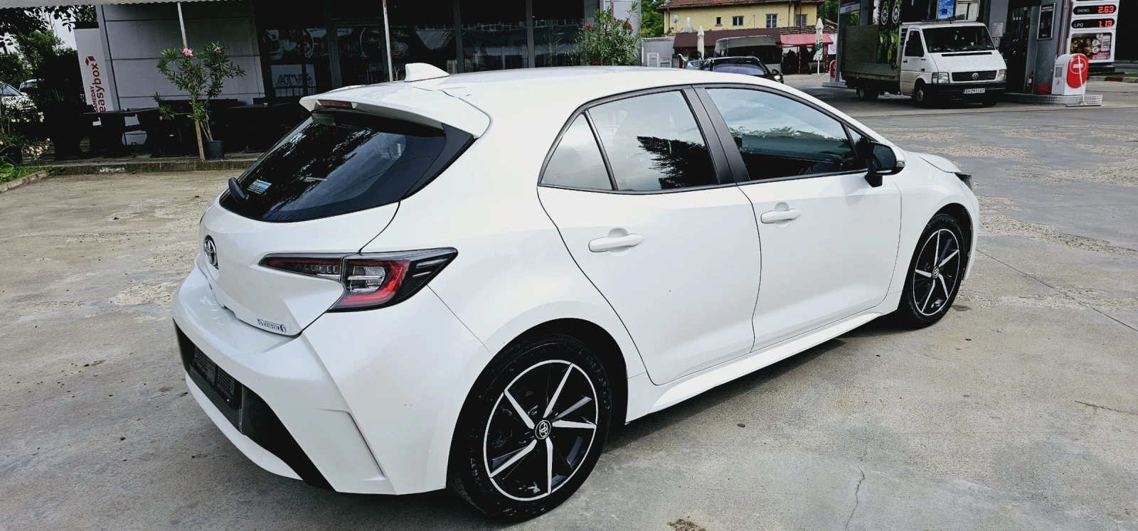 Toyota Corolla Hybrid* Бяла Перла* 100.000км* ГАРАНЦИОННА - изображение 6