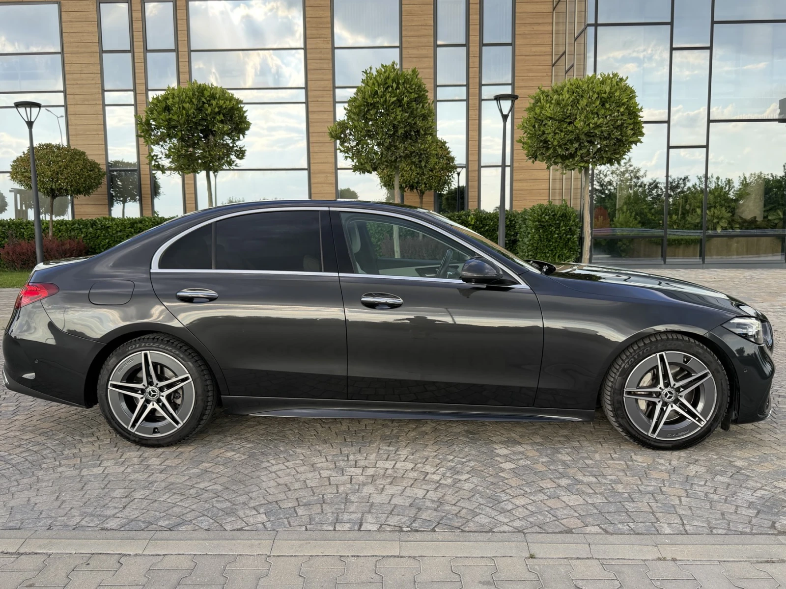 Mercedes-Benz C 220 AMG LINE/MildHYBRID/9G/360КАМЕРИ/DIGITALLIGHT, снимка 4 - Автомобили и джипове - 54786103