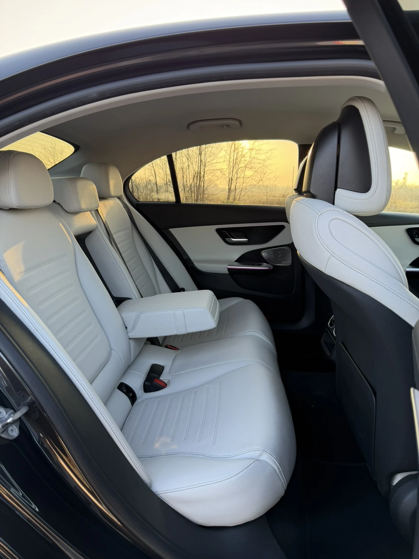 Mercedes-Benz C 220 AMG LINE/MildHYBRID/9G/360КАМЕРИ/DIGITALLIGHT, снимка 11 - Автомобили и джипове - 53761510