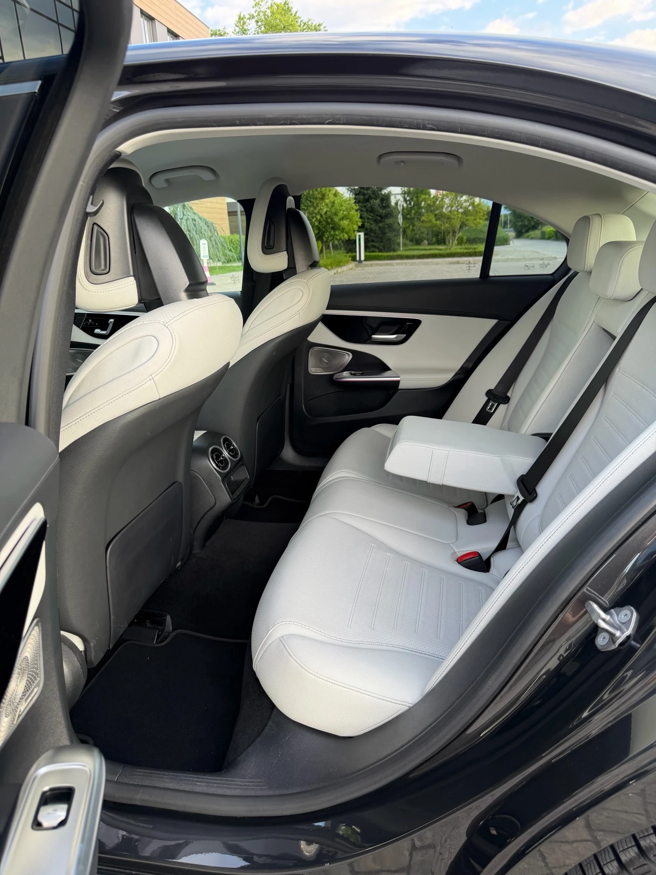 Mercedes-Benz C 220 AMG LINE/MildHYBRID/9G/360КАМЕРИ/DIGITALLIGHT, снимка 11 - Автомобили и джипове - 54786103