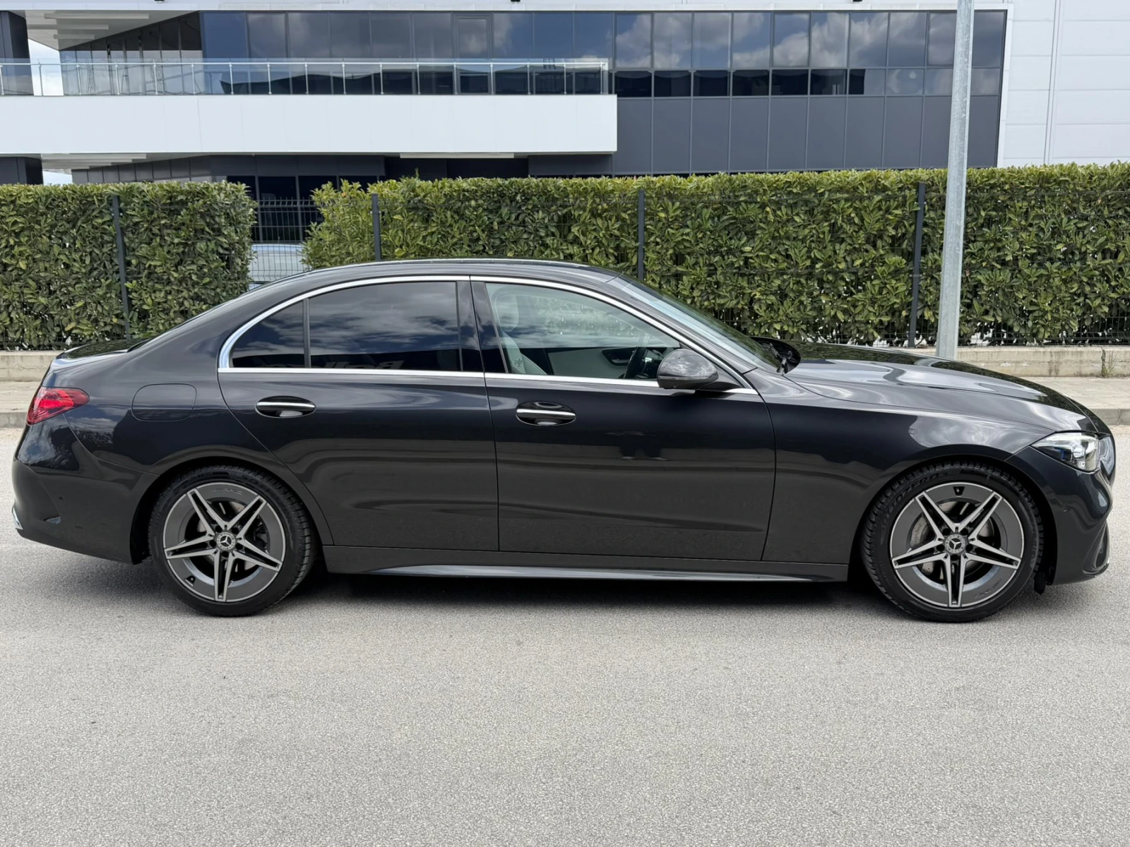 Mercedes-Benz C 220 AMG LINE/MildHYBRID/9G/360КАМЕРИ/DIGITALLIGHT, снимка 4 - Автомобили и джипове - 54786103