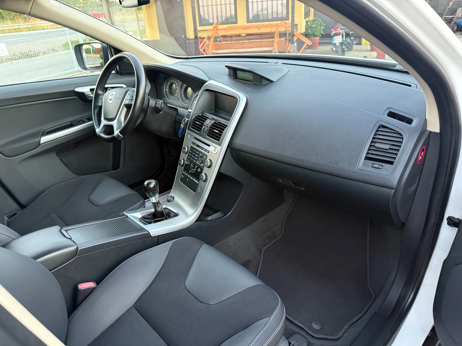 Volvo XC60 2, 4 D НОВ ВНОС !! 4X4  , снимка 9 - Автомобили и джипове - 55066638