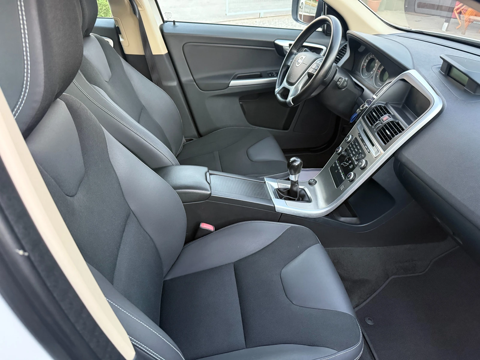 Volvo XC60 2, 4 D НОВ ВНОС !! 4X4  , снимка 10 - Автомобили и джипове - 55066638