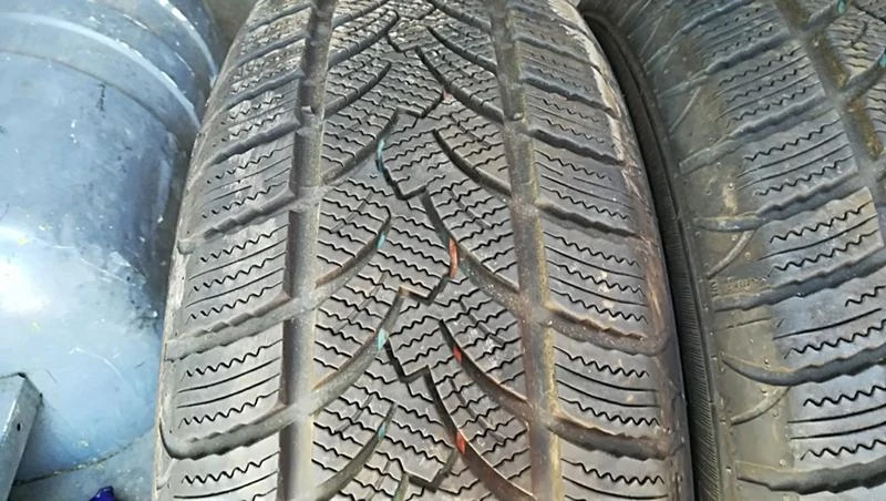 Гуми Зимни 215/65R16, снимка 3 - Гуми и джанти - 25608496