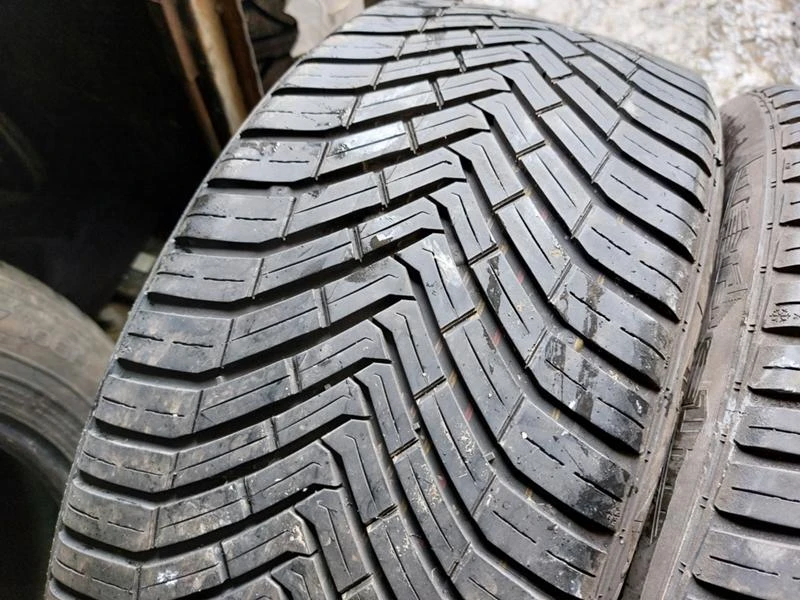 Гуми Всесезонни 225/40R18, снимка 2 - Гуми и джанти - 36665158