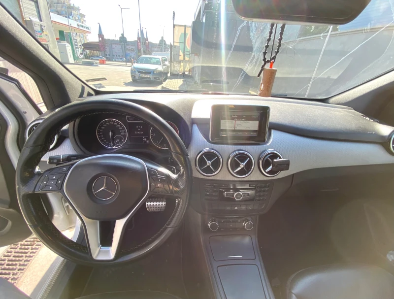 Mercedes-Benz B 180 Premium, снимка 11 - Автомобили и джипове - 49097798