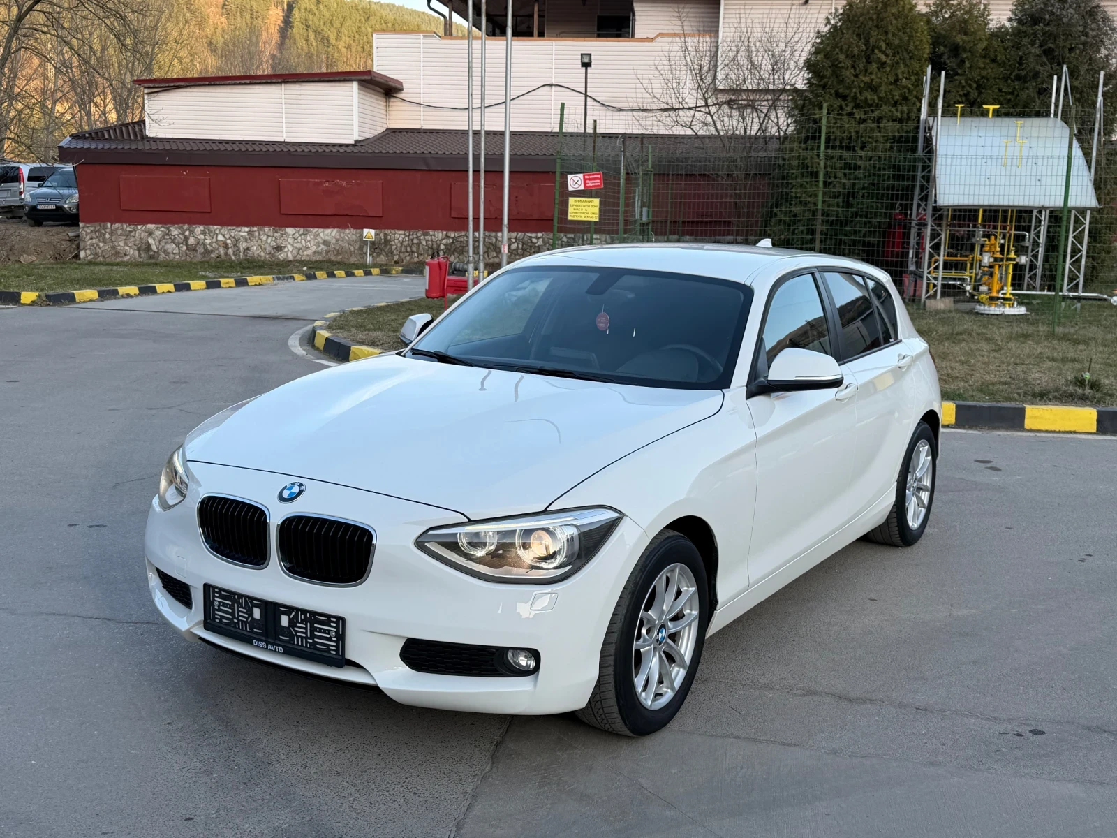 BMW 118 D/Много запазен!, снимка 3 - Автомобили и джипове - 53840832