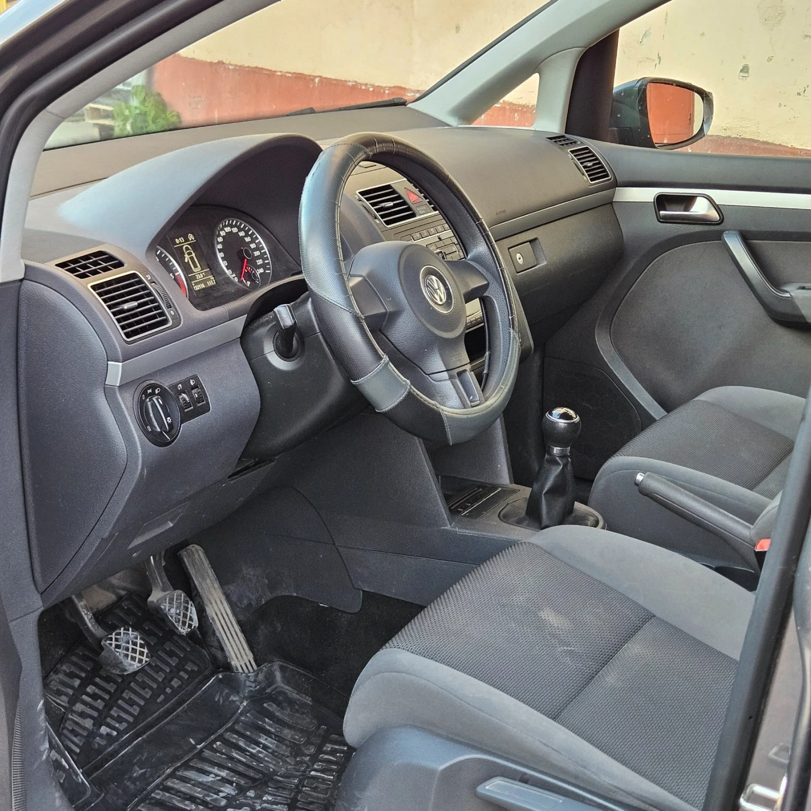 VW Touran, снимка 5 - Автомобили и джипове - 55654252