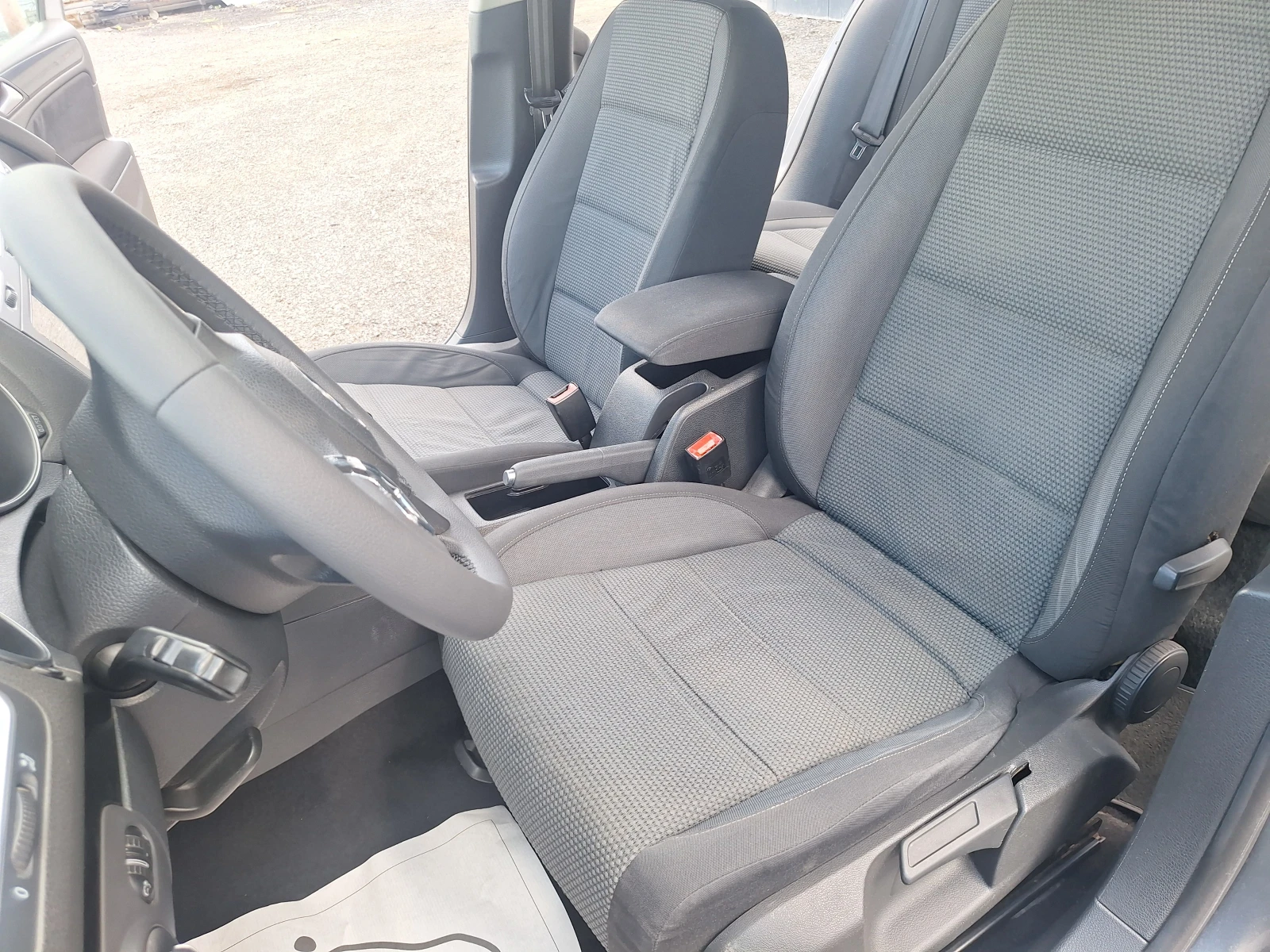 VW Golf 1.6tdi 105k.c, снимка 8 - Автомобили и джипове - 55659511