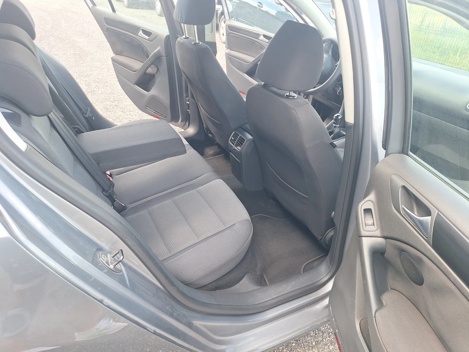 VW Golf 1.6tdi 105k.c, снимка 13 - Автомобили и джипове - 55659511