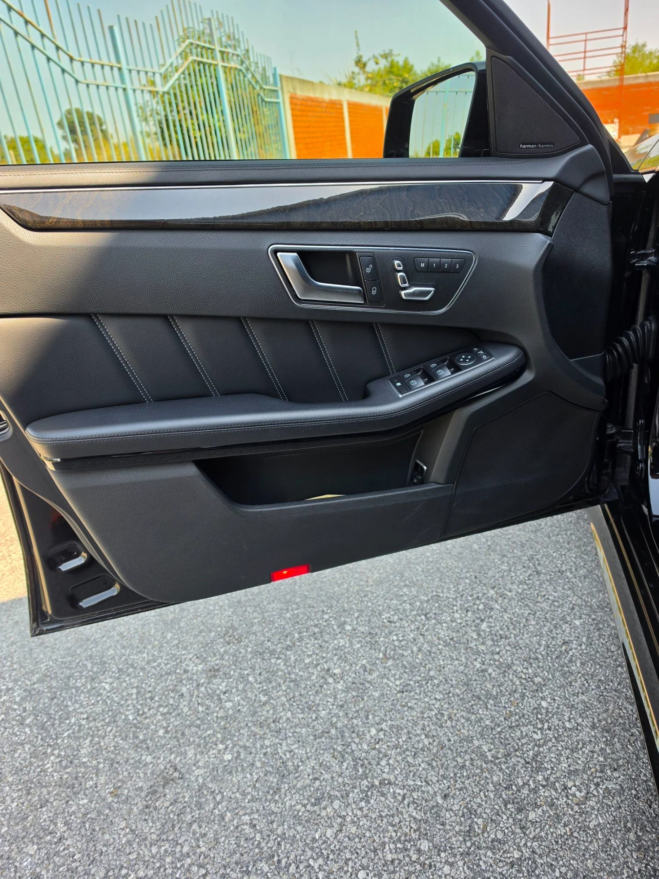 Mercedes-Benz E 350 4 MATIC, снимка 15 - Автомобили и джипове - 56232768
