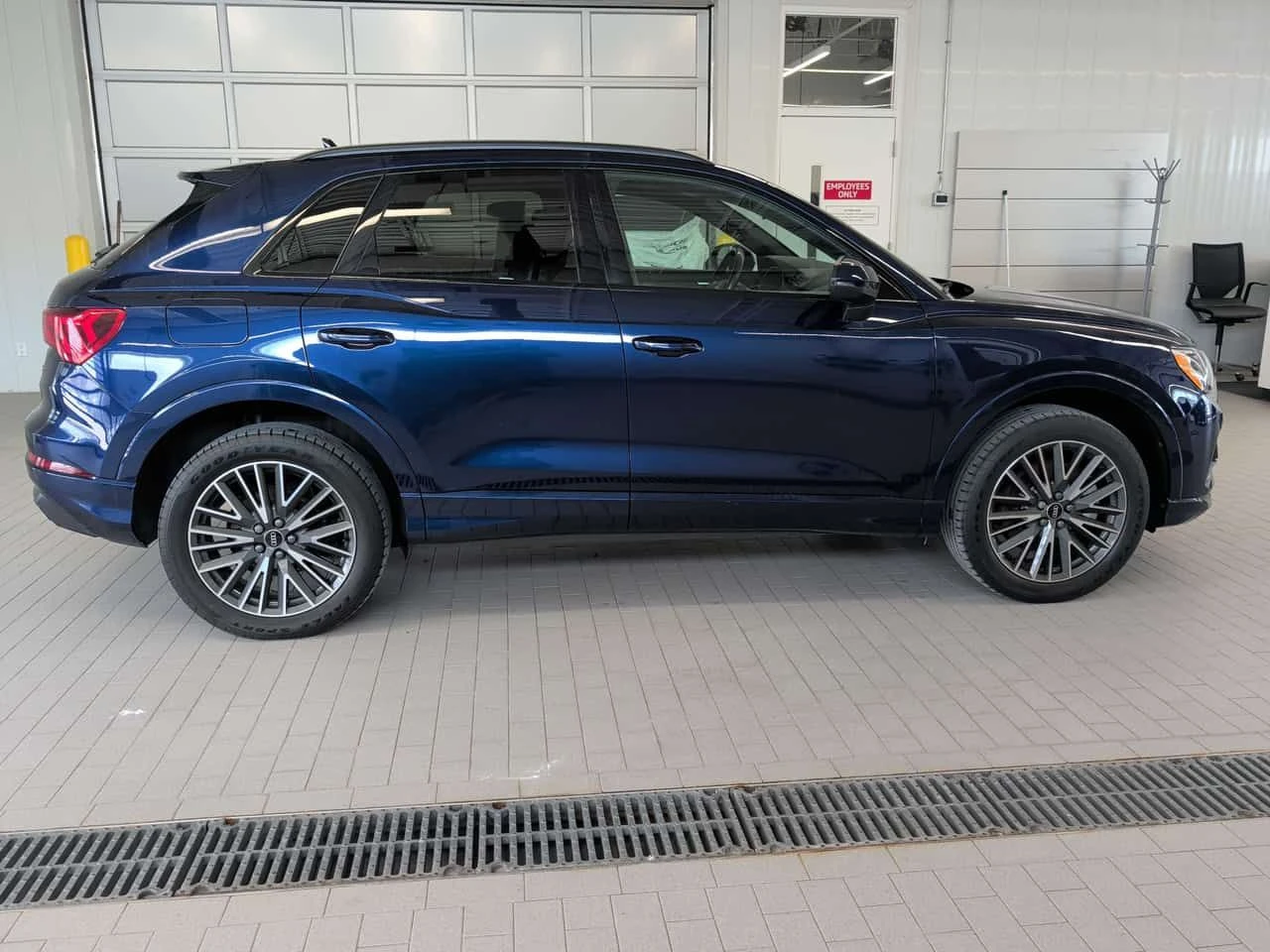 Audi Q3 Komfort/ДИСТРОНИК/ПАНОРАМА/ПОДГРЕВИ, снимка 4 - Автомобили и джипове - 54011437