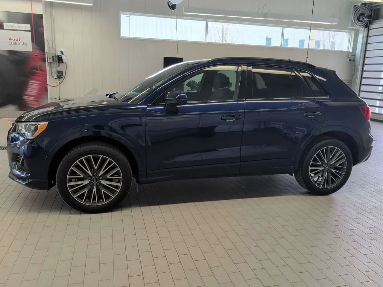 Audi Q3 Komfort/ДИСТРОНИК/ПАНОРАМА/ПОДГРЕВИ, снимка 3 - Автомобили и джипове - 54011437