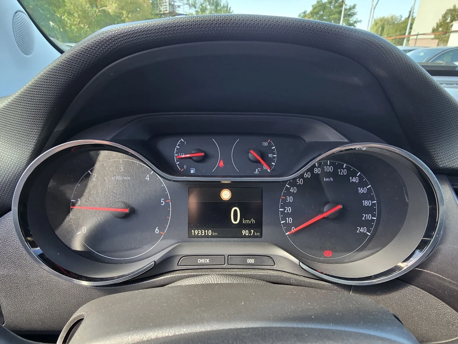 Opel Crossland X 1.6D 100к.с Топ състояние , снимка 17 - Автомобили и джипове - 56208012