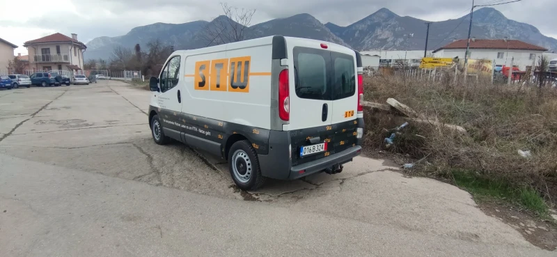 Opel Vivaro 2.0 климатик, снимка 4 - Бусове и автобуси - 49528944