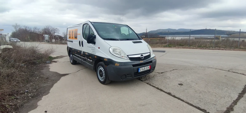 Opel Vivaro 2.0 климатик, снимка 8 - Бусове и автобуси - 49528944