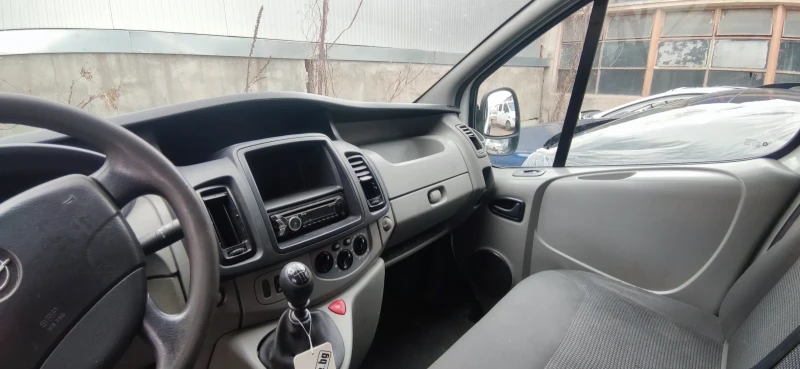 Opel Vivaro 2.0 климатик, снимка 11 - Бусове и автобуси - 49528944