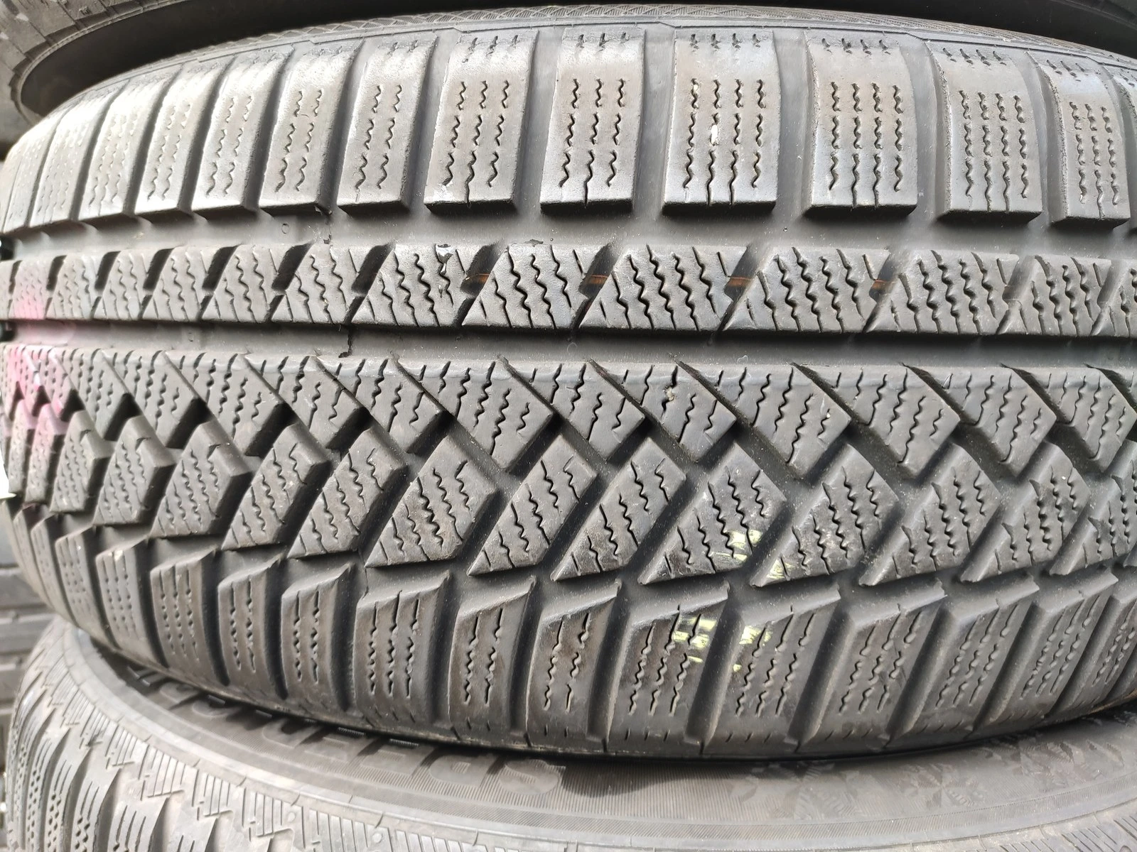 Гуми Зимни 215/55R18, снимка 2 - Гуми и джанти - 56725422