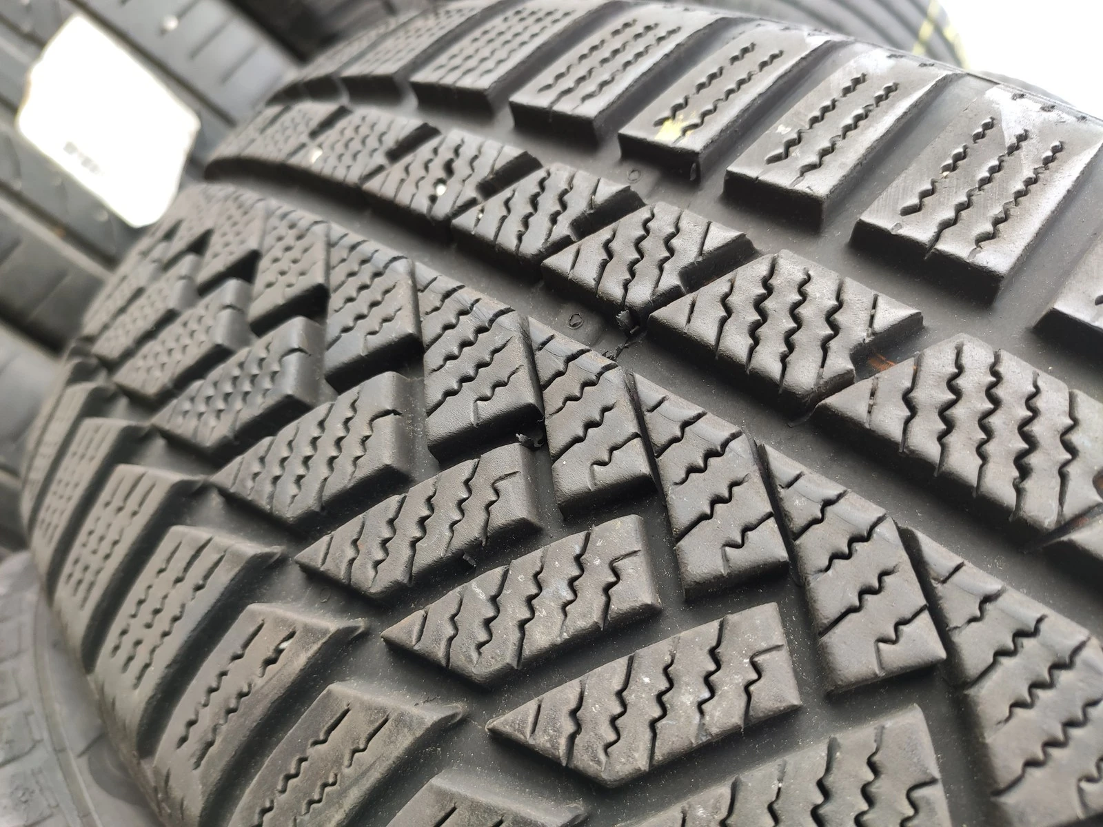 Гуми Зимни 215/55R18, снимка 3 - Гуми и джанти - 56725422