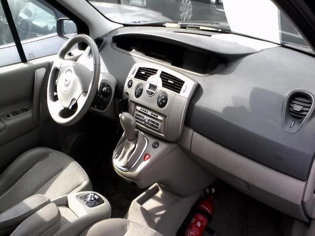 Renault Scenic 2.0 DCI, снимка 4 - Автомобили и джипове - 48320215