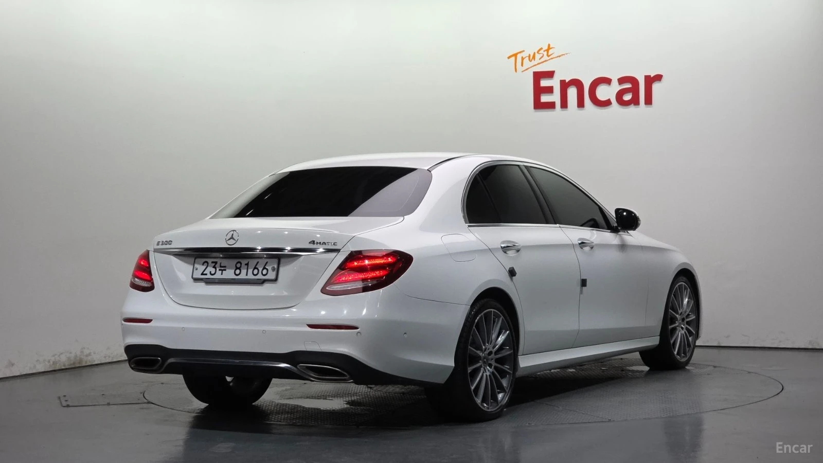 Mercedes-Benz E 300 AMG* 4MATIC* ПОДГРЕВ* ПАНО* 360* HEAD-UP* BURMESTE, снимка 2 - Автомобили и джипове - 55614025