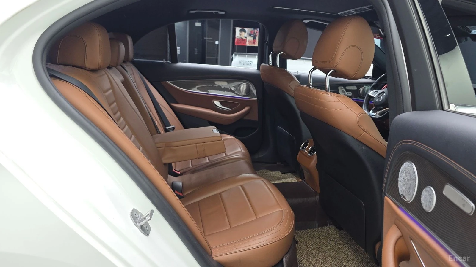 Mercedes-Benz E 300 AMG* 4MATIC* ПОДГРЕВ* ПАНО* 360* HEAD-UP* BURMESTE, снимка 11 - Автомобили и джипове - 55614025