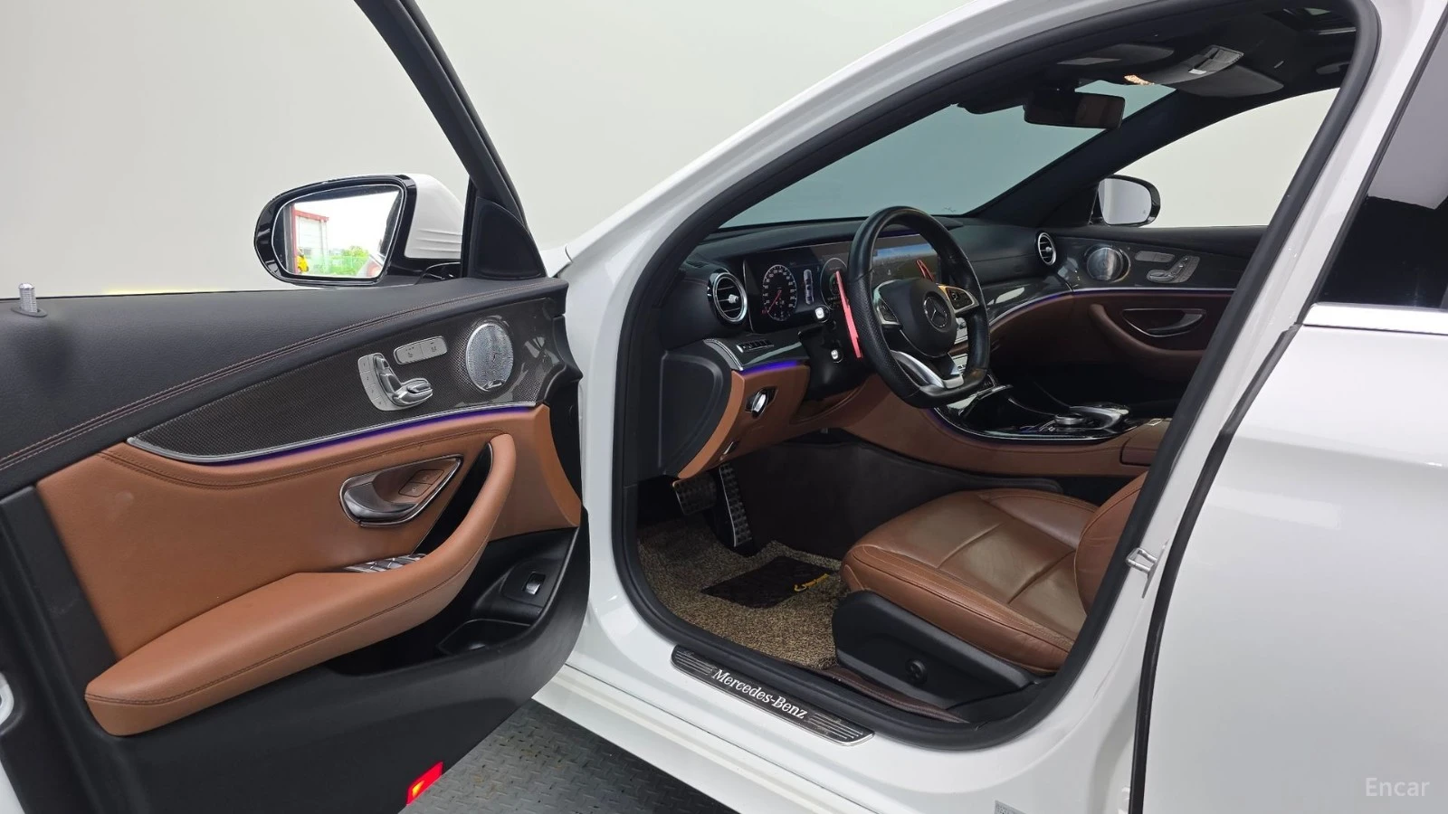 Mercedes-Benz E 300 AMG* 4MATIC* ПОДГРЕВ* ПАНО* 360* HEAD-UP* BURMESTE, снимка 9 - Автомобили и джипове - 55614025