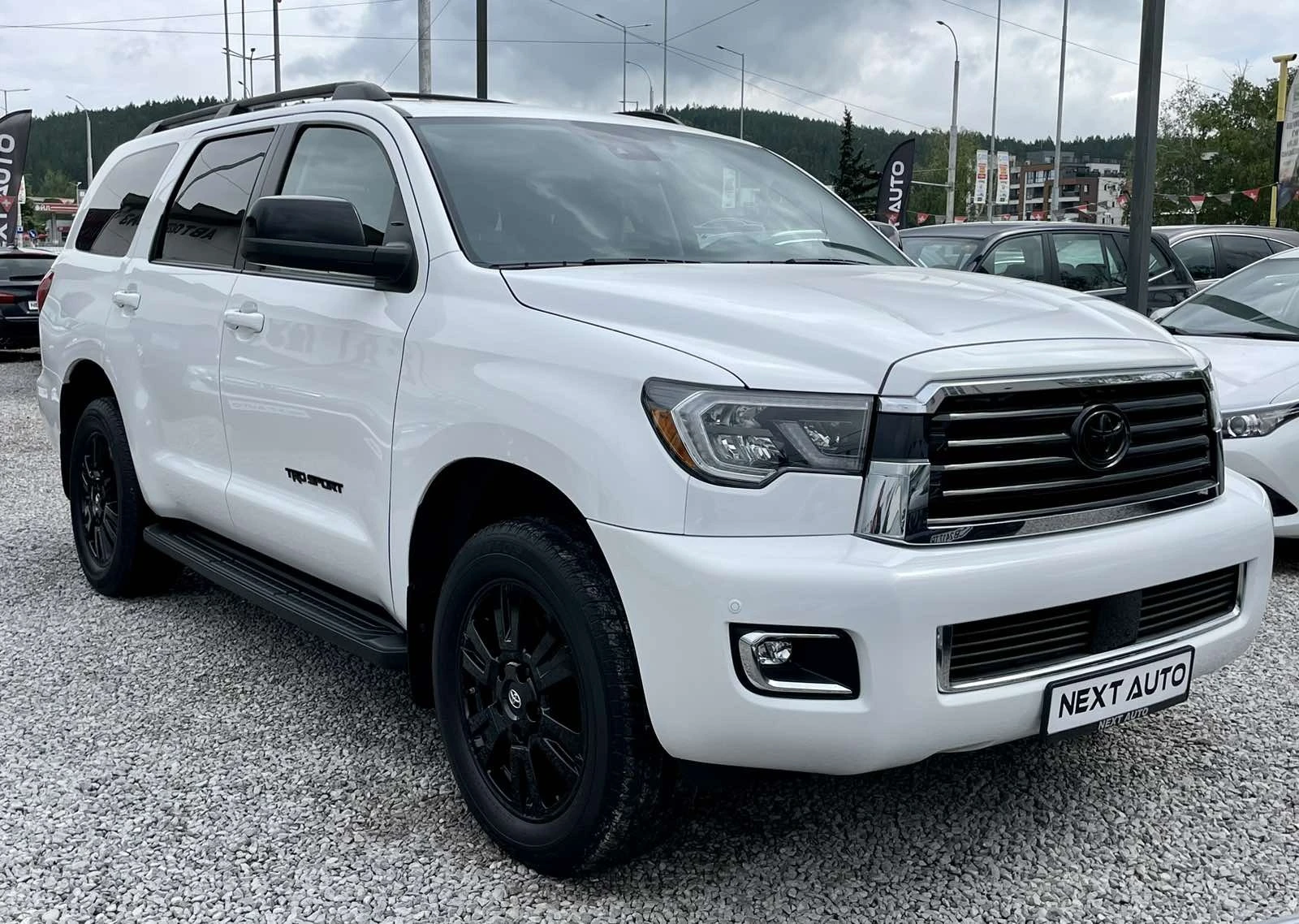 Toyota Sequoia 5.7i V8  17800km - изображение 3