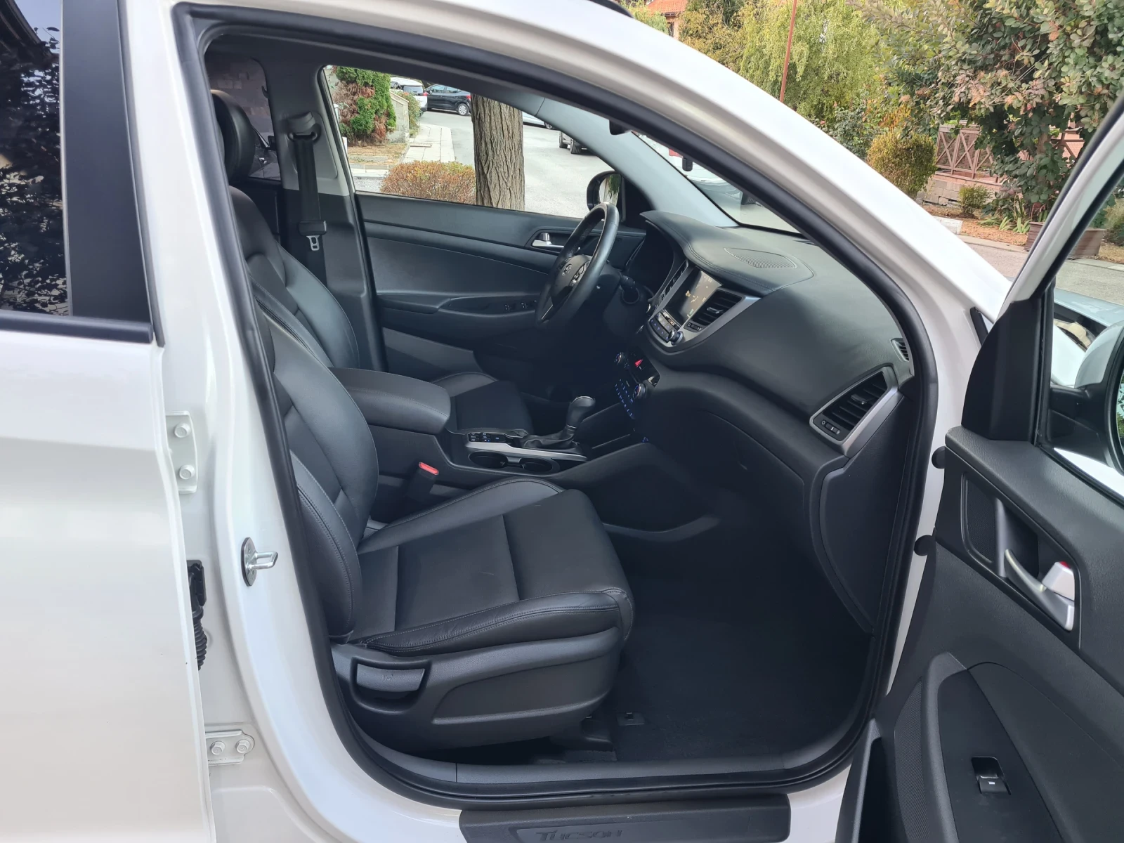 Hyundai Tucson 2.0 CRDI 4X4 , снимка 12 - Автомобили и джипове - 56350815