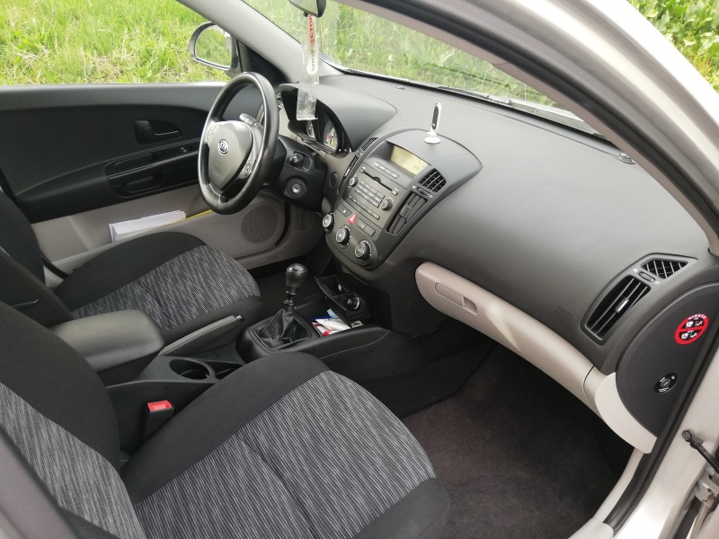 Kia Ceed 1.6 CRDI, снимка 12 - Автомобили и джипове - 45081558