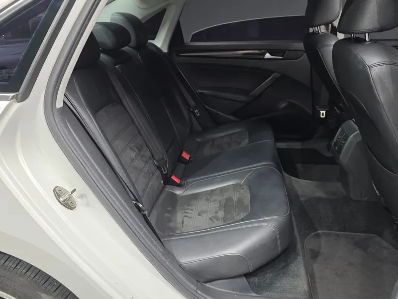 VW Passat 2.0 TDI, снимка 12 - Автомобили и джипове - 54298619