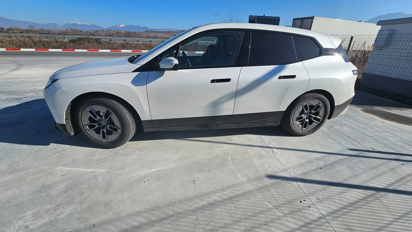 BMW iX xDrive 40 SPORT гаранционен - изображение 6