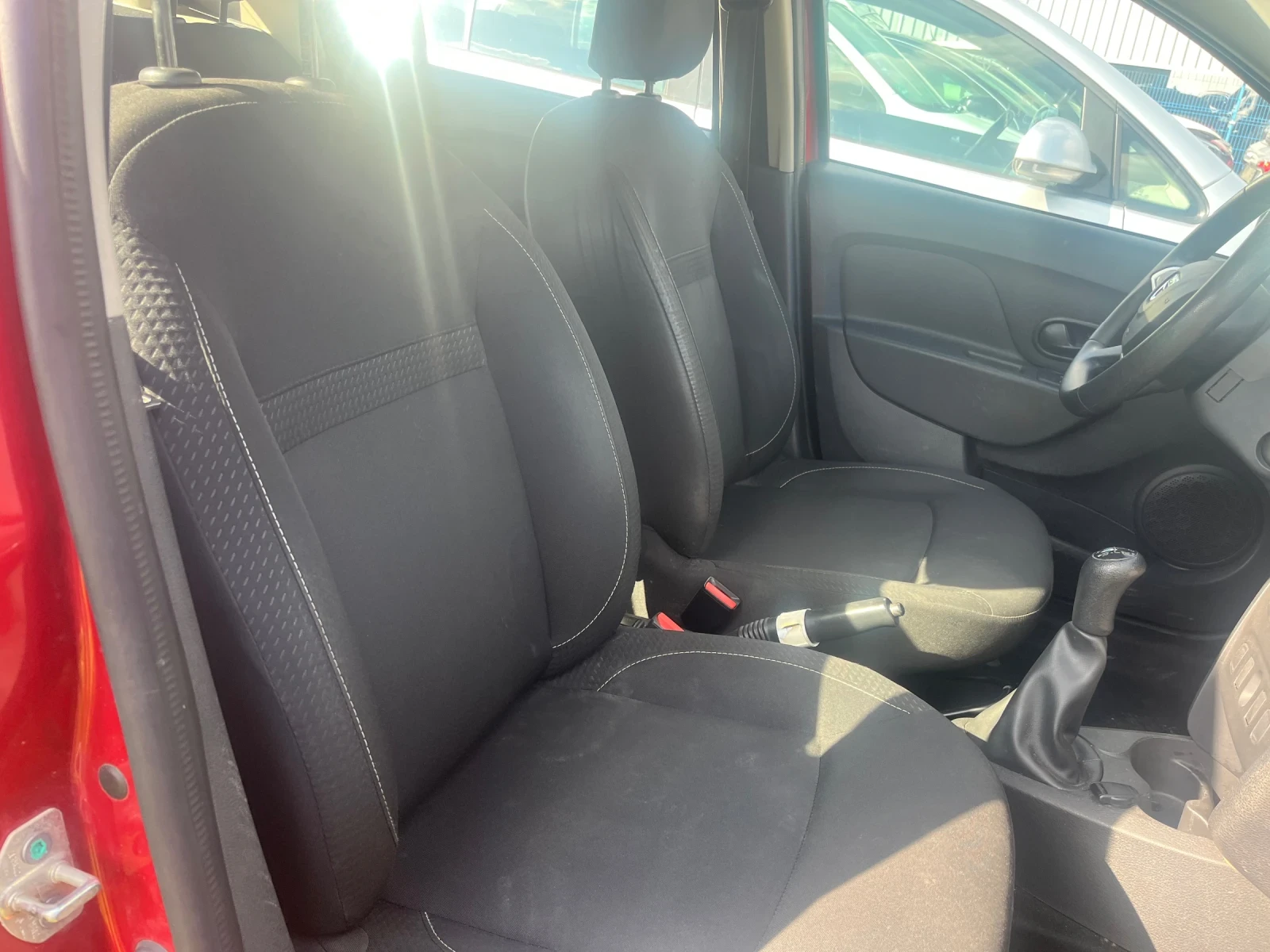 Dacia Sandero 1.0i 83000KM - изображение 6