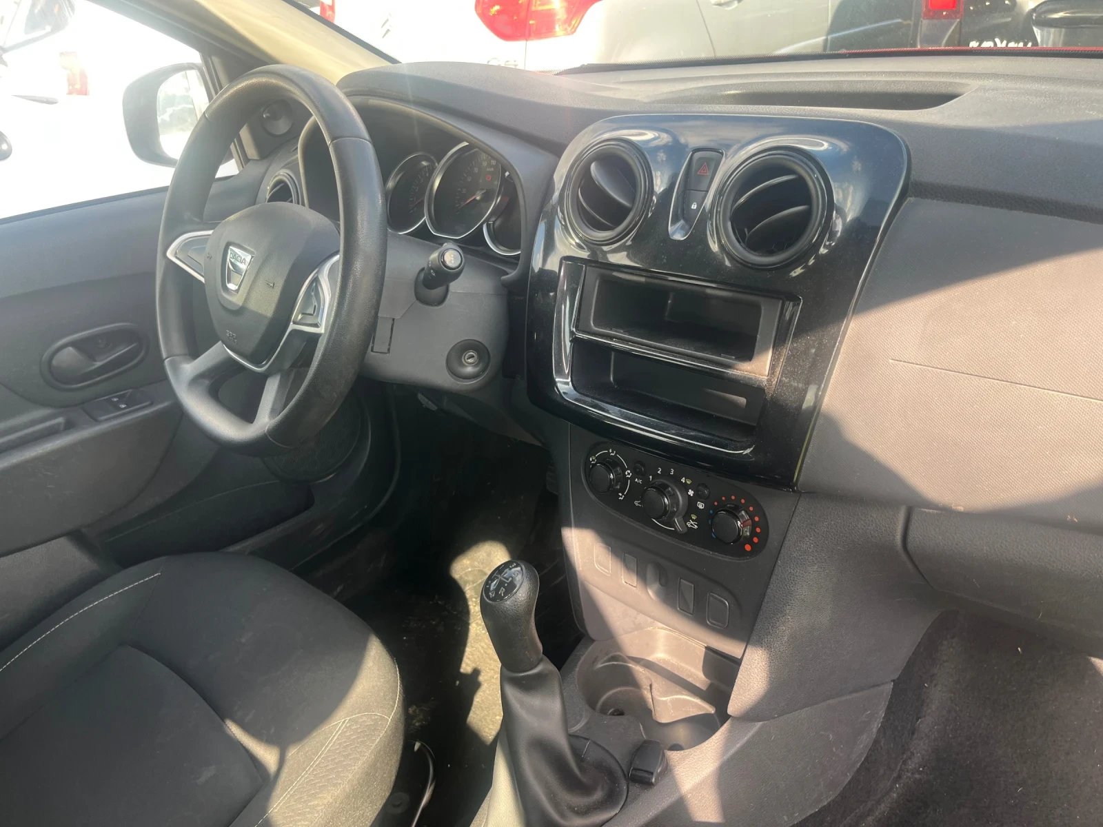 Dacia Sandero 1.0i 83000KM - изображение 9