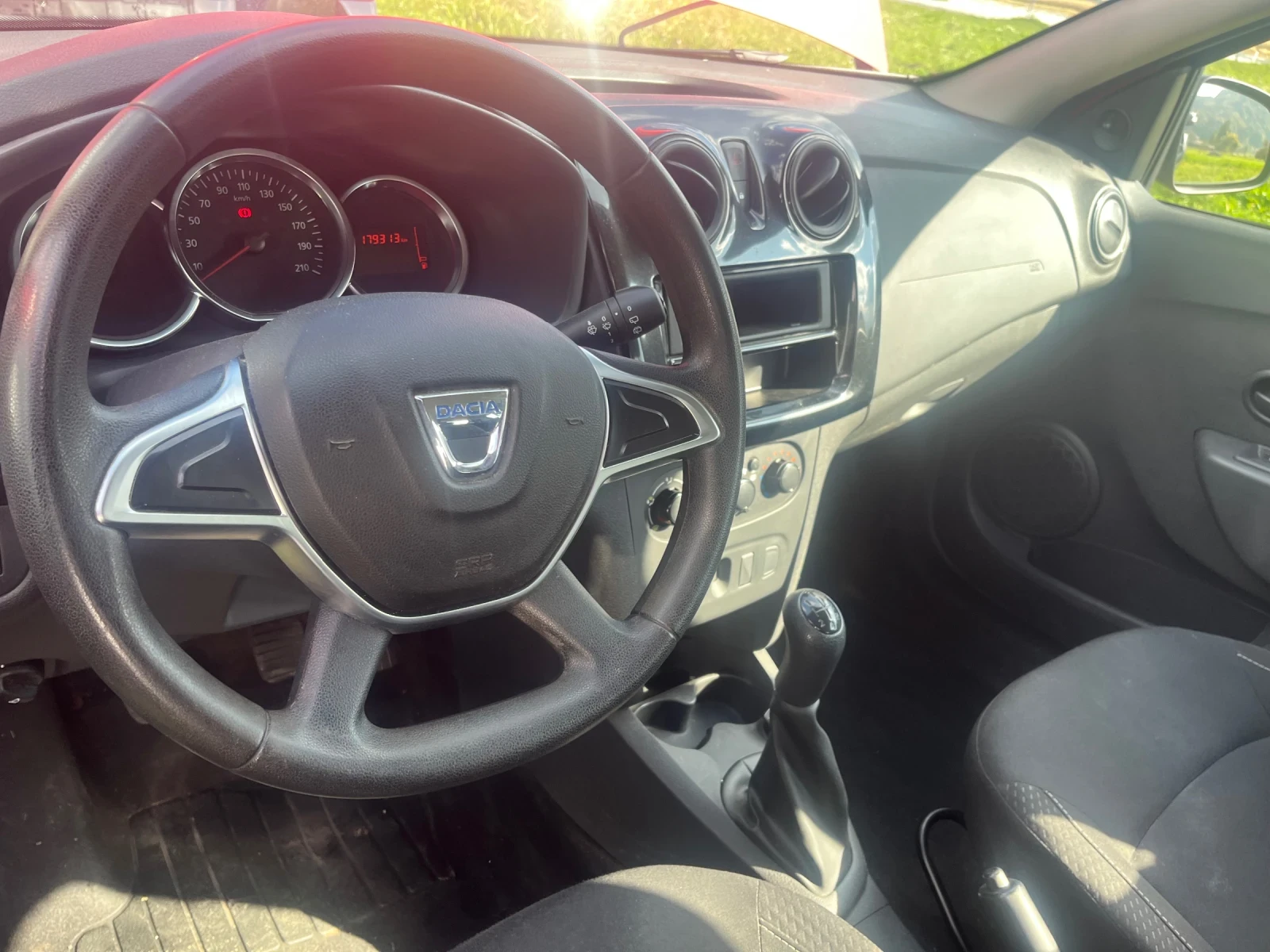 Dacia Sandero 1.0i 83000KM - изображение 5