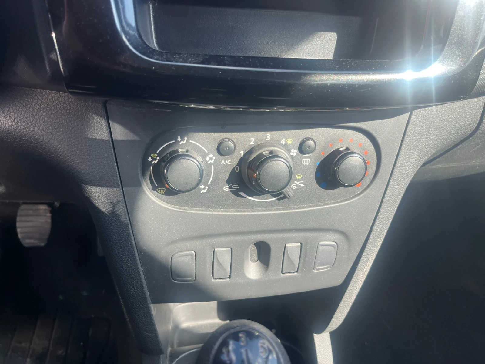 Dacia Sandero 1.0i 83000KM - изображение 10