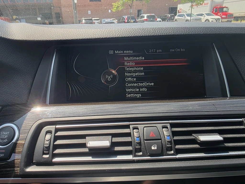 BMW M5  * CARFAX * ДИСТРОНИК * ВТОРИ КОМПЛЕКТ ДЖАНТИ - изображение 10