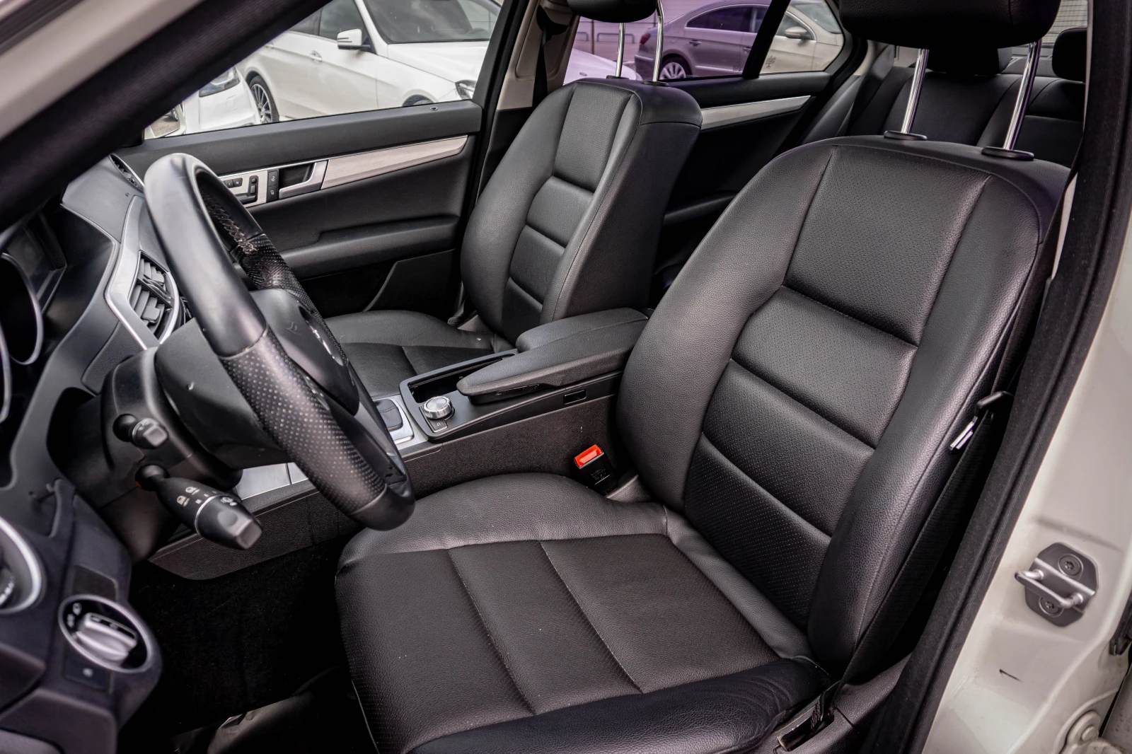 Mercedes-Benz C 200 АMG-PACK-ПЕРФЕКТНО СЪСТОЯНИЕ-РЕАЛНИ КМ!, снимка 10 - Автомобили и джипове - 53975356