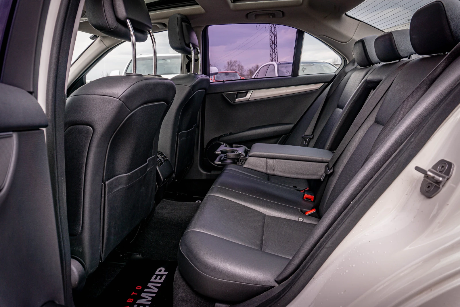 Mercedes-Benz C 200 АMG-PACK-ПЕРФЕКТНО СЪСТОЯНИЕ-РЕАЛНИ КМ!, снимка 11 - Автомобили и джипове - 53975356