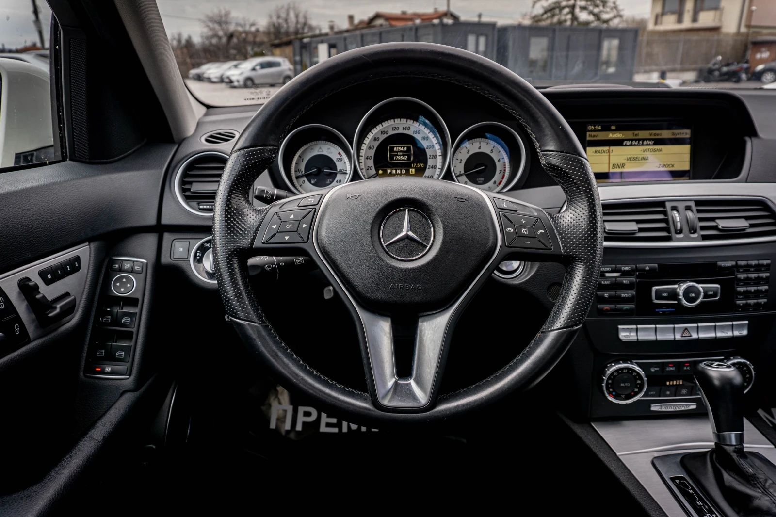 Mercedes-Benz C 200 АMG-PACK-ПЕРФЕКТНО СЪСТОЯНИЕ-РЕАЛНИ КМ!, снимка 9 - Автомобили и джипове - 53975356