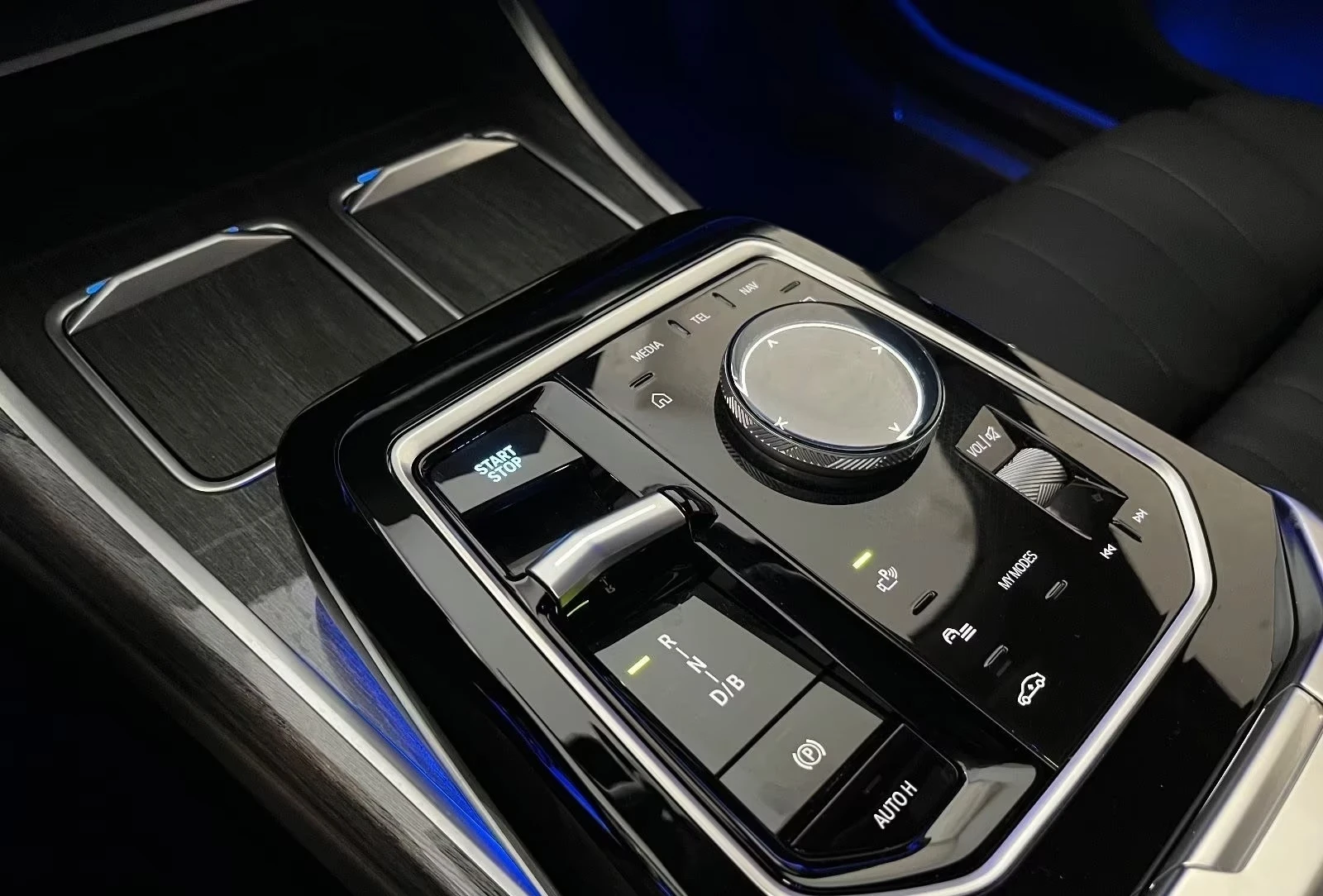 BMW i7 xDrive60/INDIVIDUAL/HEAD UP/360 /LOUNGE, снимка 13 - Автомобили и джипове - 55282443