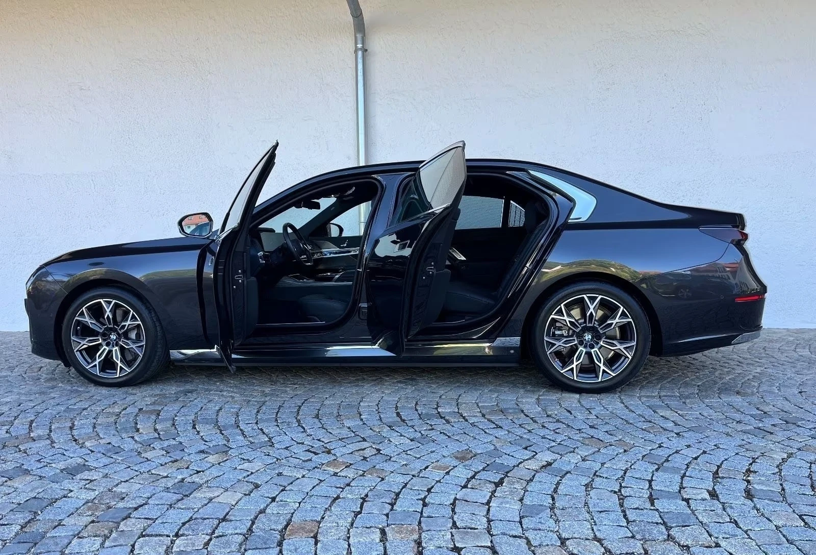 BMW i7 xDrive60/INDIVIDUAL/HEAD UP/360 /LOUNGE, снимка 7 - Автомобили и джипове - 55282443