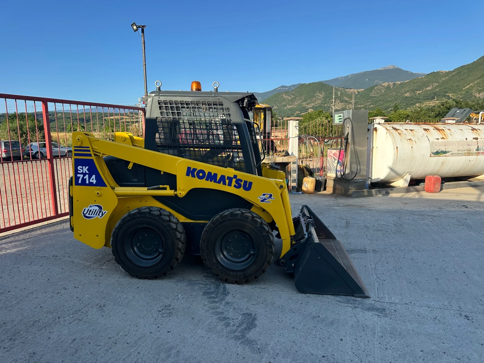 Мини челни товарачи Komatsu SK714