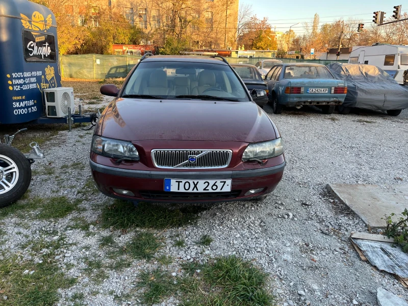 Volvo V70 Комби, снимка 4 - Автомобили и джипове - 48131637