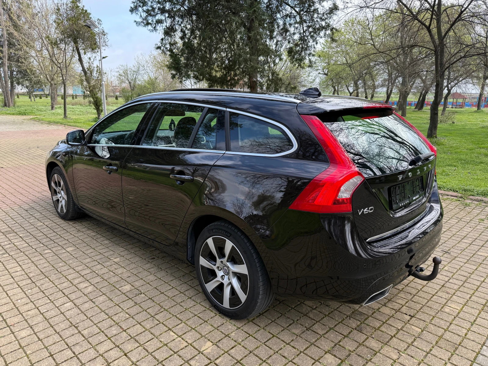 Volvo V60 Plug in Hybrid - изображение 2