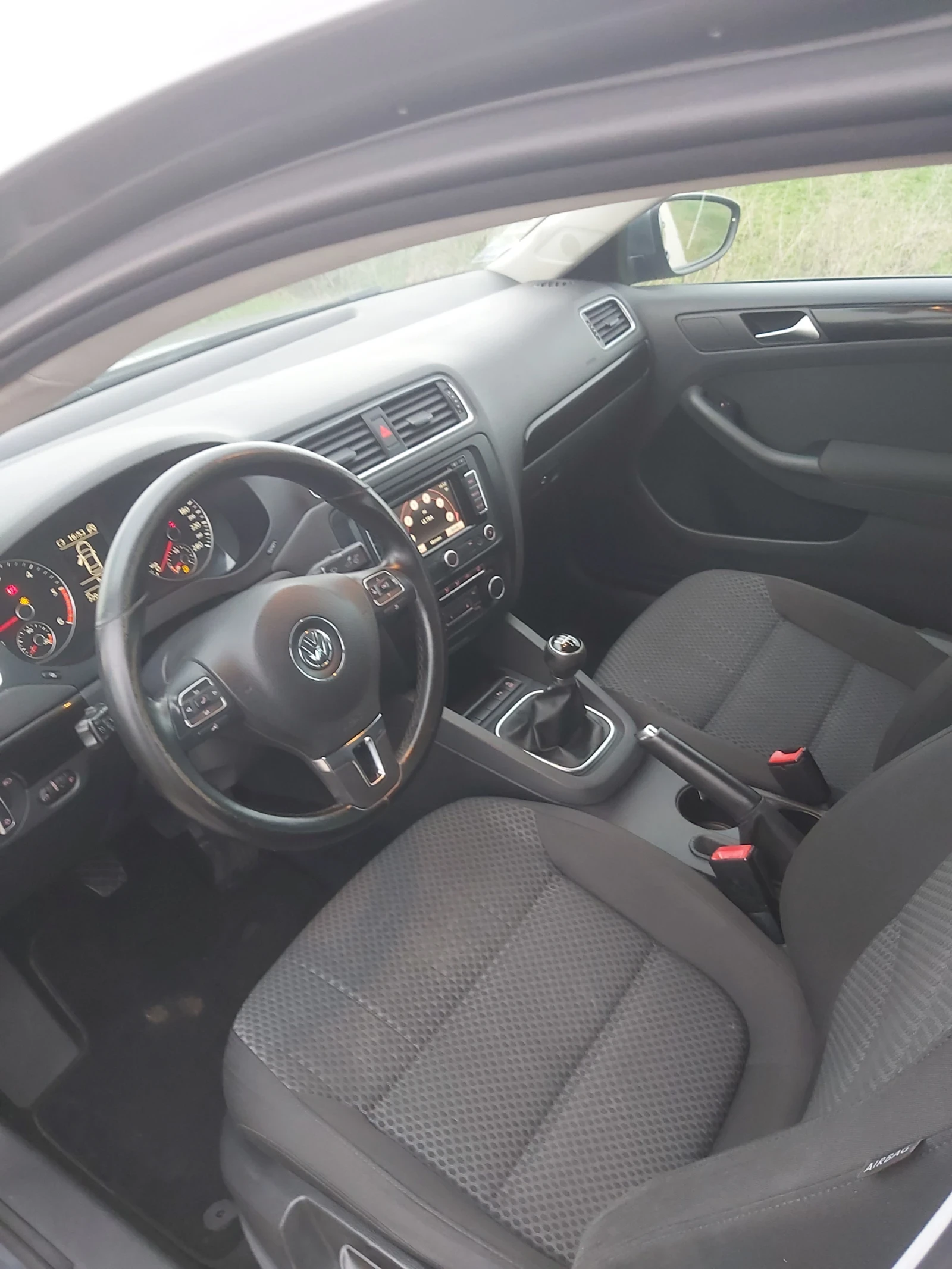 VW Jetta 1.6 HDI, снимка 7 - Автомобили и джипове - 53929232