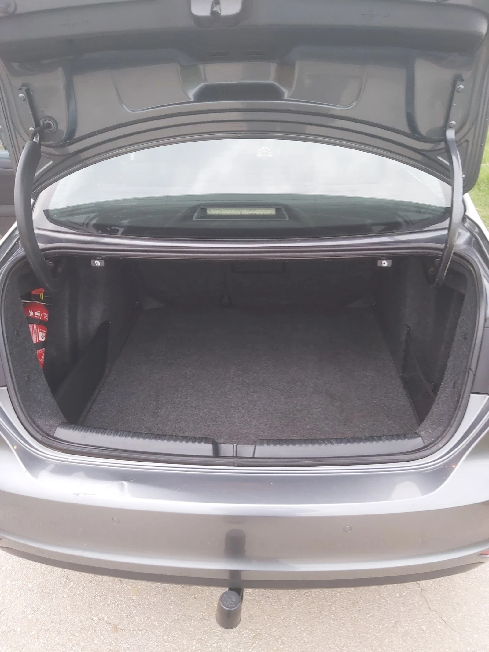 VW Jetta 1.6 HDI, снимка 11 - Автомобили и джипове - 53929232