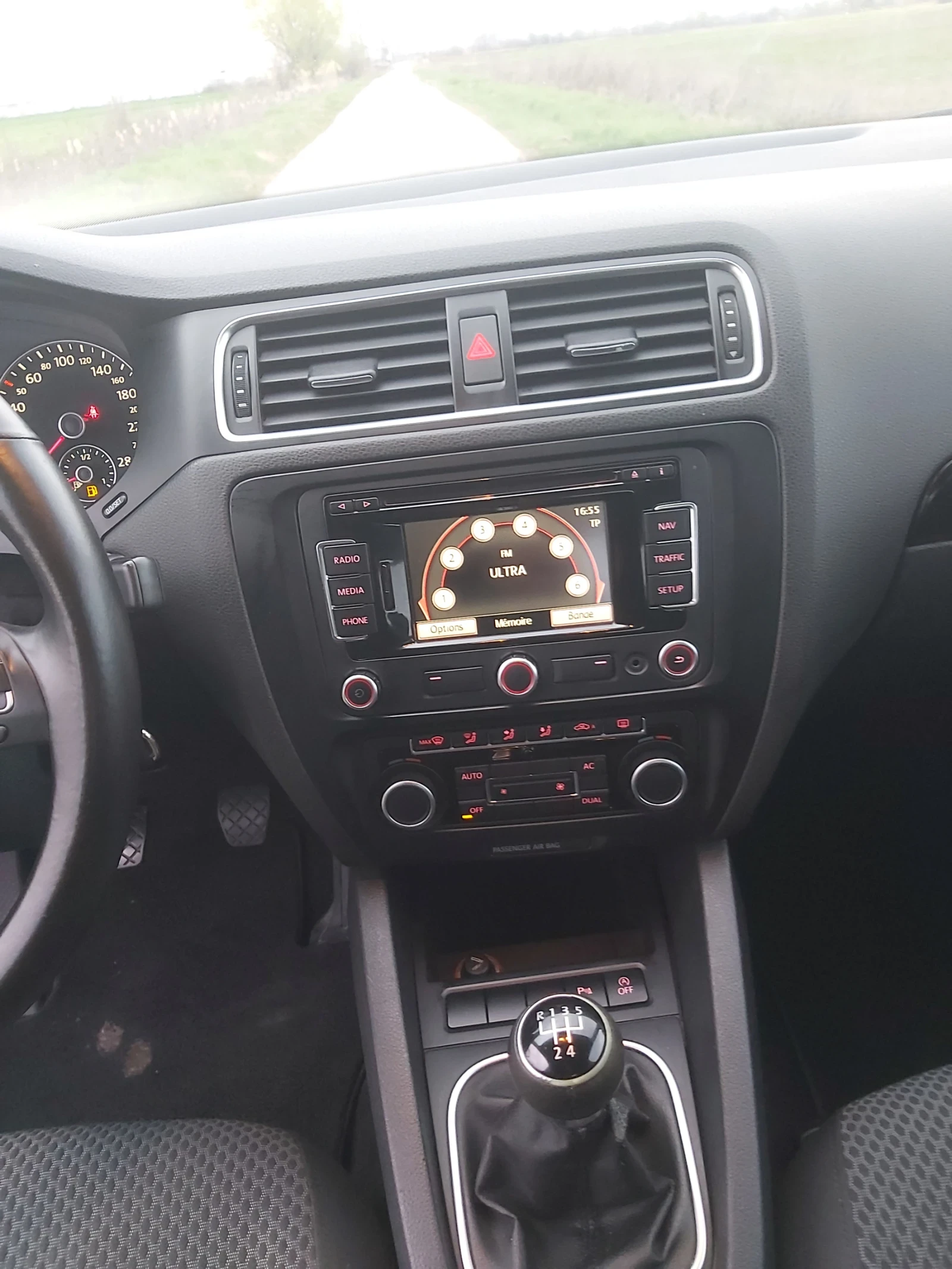 VW Jetta 1.6 HDI, снимка 14 - Автомобили и джипове - 53929232