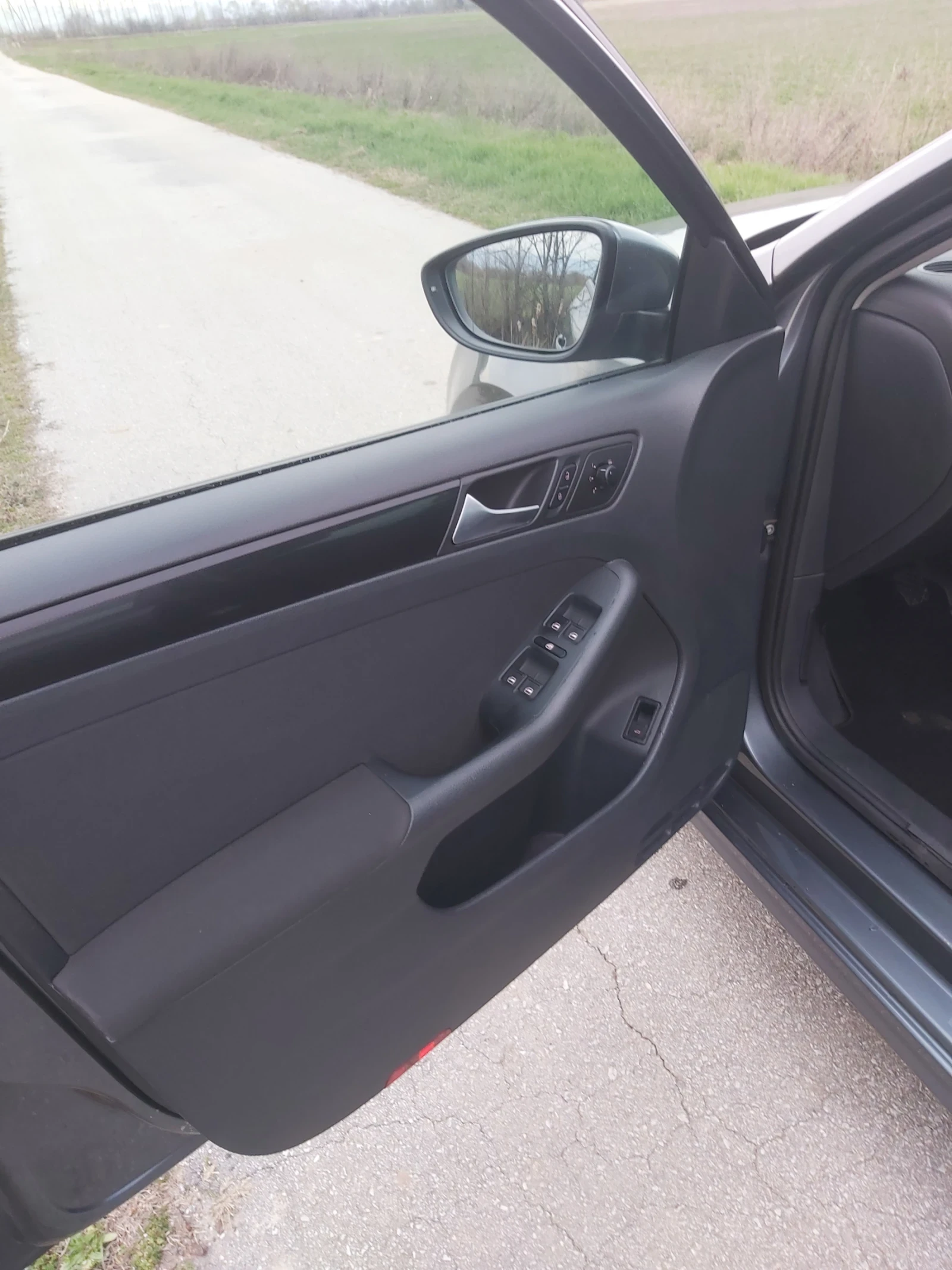 VW Jetta 1.6 HDI, снимка 8 - Автомобили и джипове - 53929232